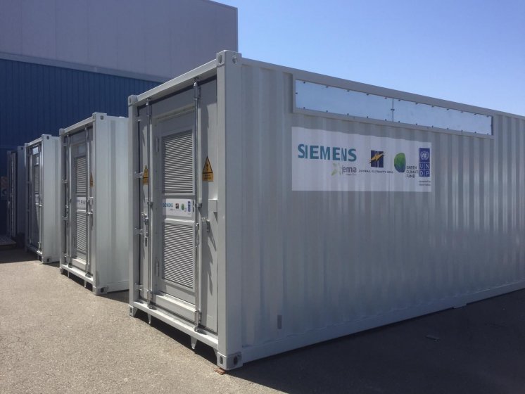 Rotulaci&oacute;n de un lote de 8 contenedores container en vinilo de corte especial para Siemens. Fabricados por Proinsener Sevilla.