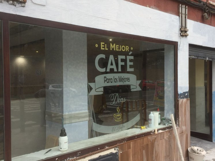 Rotulaci&oacute;n de lunas y cristales en &aacute;cidos en impresi&oacute;n digital para Gofre Triana en Sevilla.