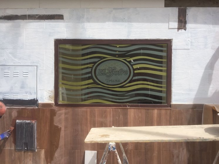 Rotulaci&oacute;n de lunas y cristales en &aacute;cidos en impresi&oacute;n digital para Gofre Triana en Sevilla.