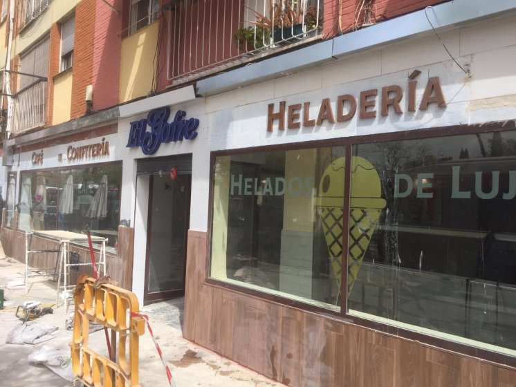 Rotulaci&oacute;n de lunas y cristales en &aacute;cidos en impresi&oacute;n digital para Gofre Triana en Sevilla.