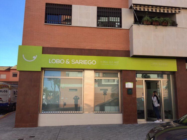 Rotulación de lunas en vinilo ácido plata y corte. Clínica Lobo & Sariego en Montequinto Dos Hermanas Sevilla.