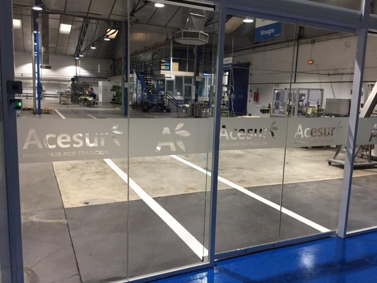 Rotulaci&oacute;n de mamparas de despacho, con vinilos en imitaci&oacute;n &aacute;cido plata o chorro de arena. Acesur Sevilla