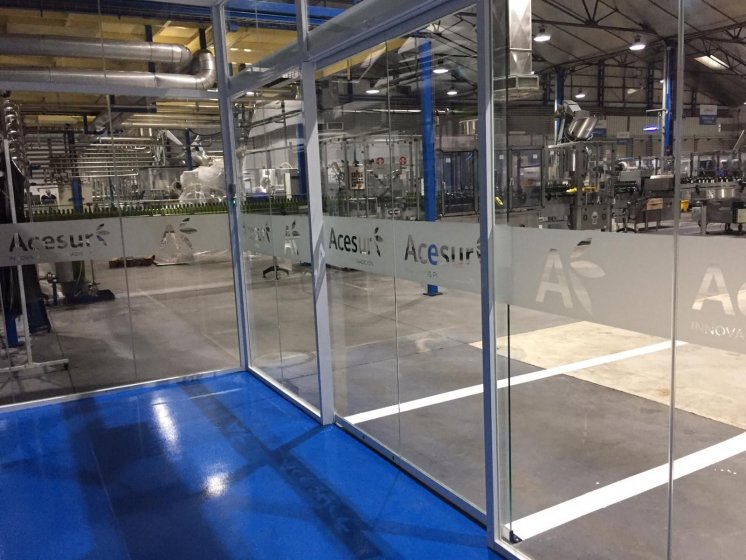 Rotulación de mamparas de despacho, con vinilos en imitación ácido plata o chorro de arena. Acesur Sevilla