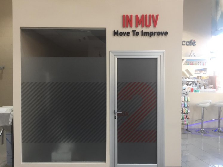 Rotulación de mamparas y despachos en vinilo ácido plata y vinilo de corte bicolor. In Muv en Dos Hermanas Sevilla