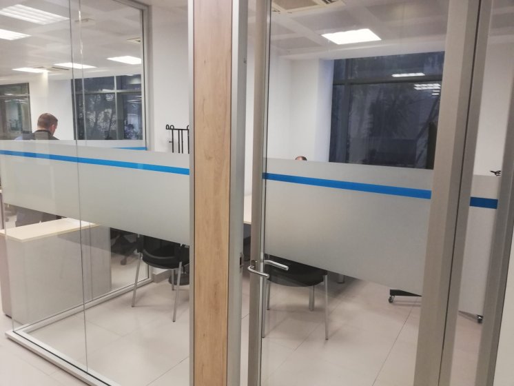 Rotulaci&oacute;n de mamparas de oficina en vinilo &aacute;cido plata. Acosta Sanicor en Dos Hermanas Sevilla.