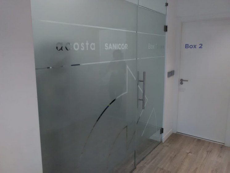 Rotulación de mamparas de oficina en vinilo ácido plata. Acosta Sanicor en Dos Hermanas Sevilla.