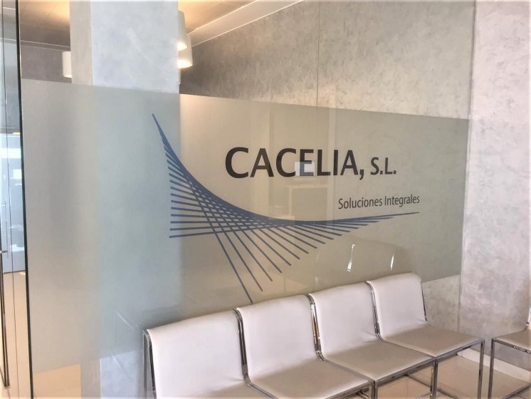 Rotulación de mamparas de oficina en vinilo imitación ácido plata en impresión. Cacelia en Sevilla.