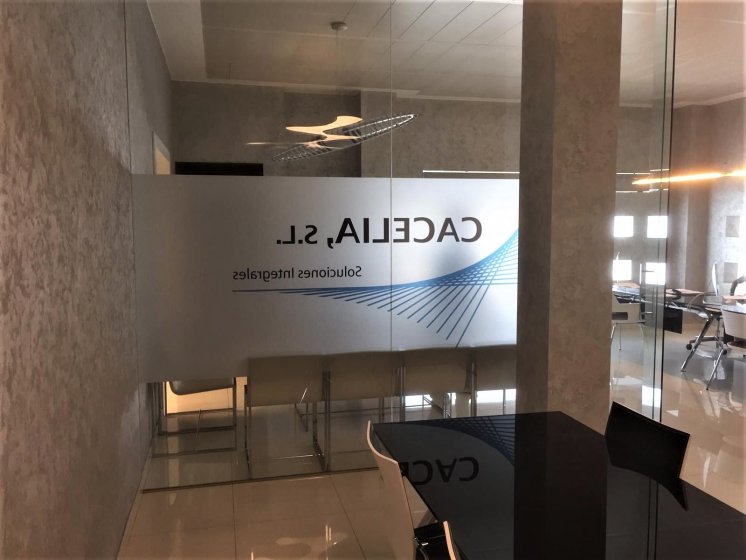 Rotulaci&oacute;n de mamparas de oficina en vinilo imitaci&oacute;n &aacute;cido plata en impresi&oacute;n. Cacelia en Sevilla.