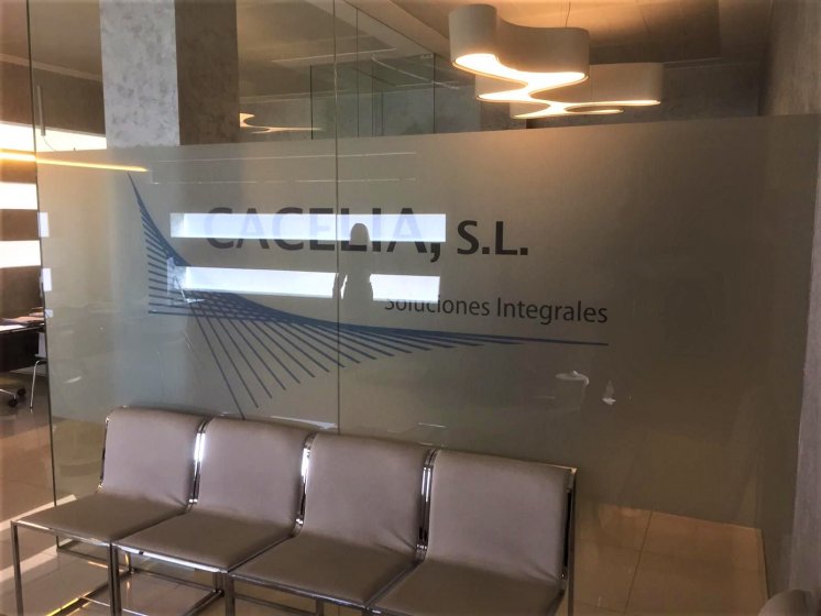 Rotulaci&oacute;n de mamparas de oficina en vinilo imitaci&oacute;n &aacute;cido plata en impresi&oacute;n. Cacelia en Sevilla.