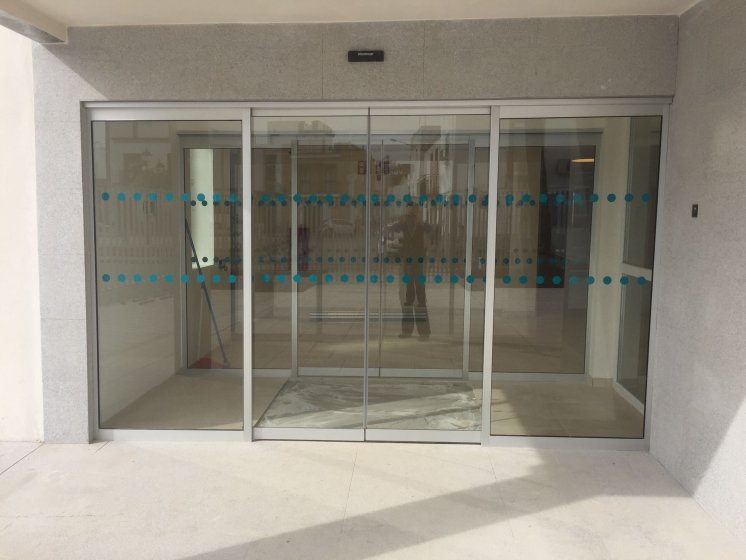 Rotulaci&oacute;n de puertas de entrada a centro de la Junta de Andaluc&iacute;a en Los Palacios Sevilla.