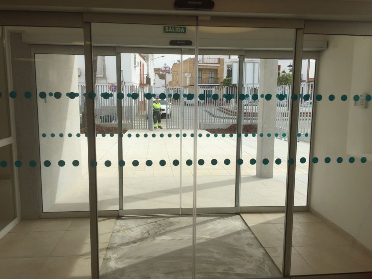 Rotulaci&oacute;n de puertas de entrada a centro de la Junta de Andaluc&iacute;a en Los Palacios Sevilla.