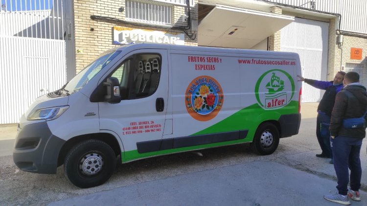 Rotulación semi integral de furgoneta. Vinilos fundidos. Frutos secos Alfer Sevilla.