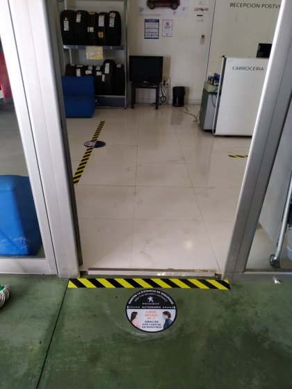 Rotulaci&oacute;n y se&ntilde;alizaci&oacute;n de suelo frente al coronavirus covid 19 en concesionarios Peugeot Automares en Sevilla.