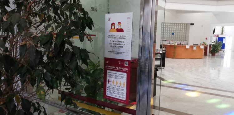 Rotulaci&oacute;n y se&ntilde;alizaci&oacute;n de suelos y carteler&iacute;a frente al coronavirus covid 19 en Pabell&oacute;n de M&eacute;xico de la Universidad de Sevilla.