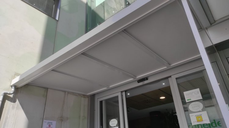 Rotulaci&oacute;n de techo de cristal con vinilo blanco opacante que no deja pasar la luz. Schneider Electric en Sevilla.