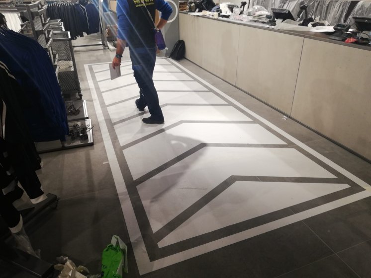 Rotulación de vinilos en Sevilla Fashion Outlet, para Adidas.