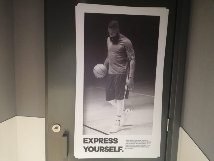 Rotulación de vinilos en Sevilla Fashion Outlet, para Adidas.