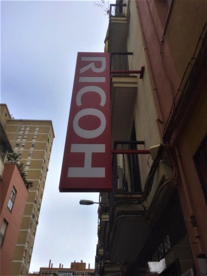 R&oacute;tulo banderola en bandeja plegada y fresada con iluminaci&oacute;n por led. Ricoh Sevilla.