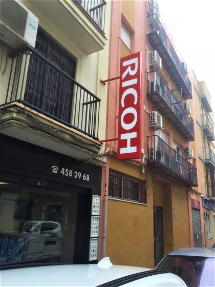 R&oacute;tulo banderola en bandeja plegada y fresada con iluminaci&oacute;n por led. Ricoh Sevilla.