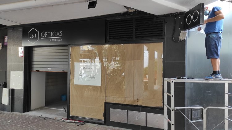 R&oacute;tulo banderola luminosa para &Oacute;ptica La Motilla en Dos Hermanas Sevilla. 