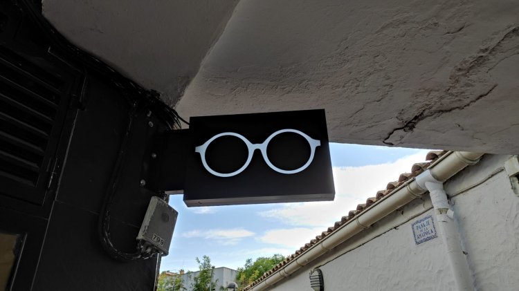 R&oacute;tulo banderola luminosa para &Oacute;ptica La Motilla en Dos Hermanas Sevilla. 