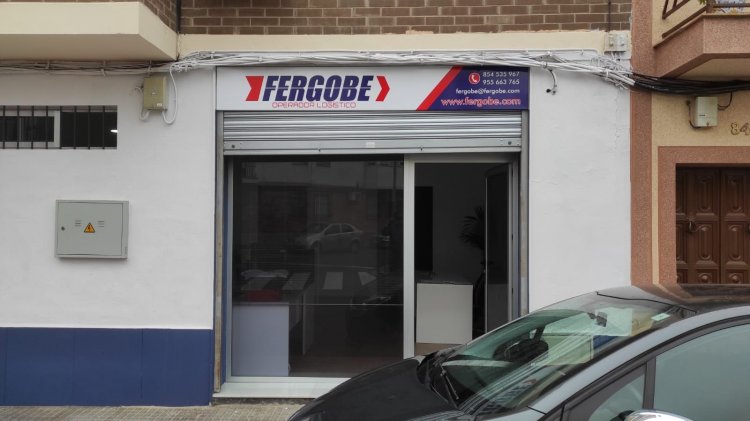 Rótulo cartel en bandeja de composite plegada y rotulada. Fergobes en Dos Hermanas Sevilla.