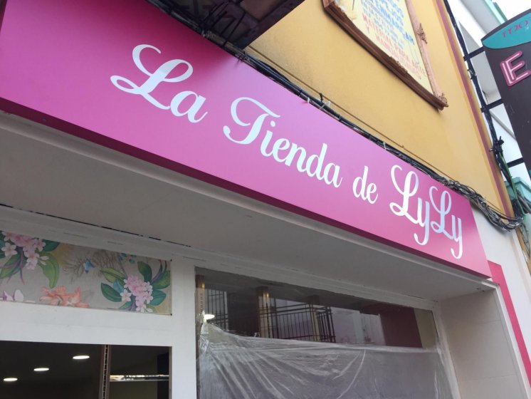 Rótulo cartel en bandeja de dibón y rotulado con vinilos. La tienda de Lyly en Dos Hermanas Sevilla.