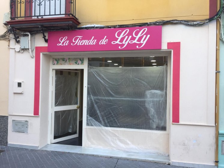 Rótulo cartel en bandeja de dibón y rotulado con vinilos. La tienda de Lyly en Dos Hermanas Sevilla.
