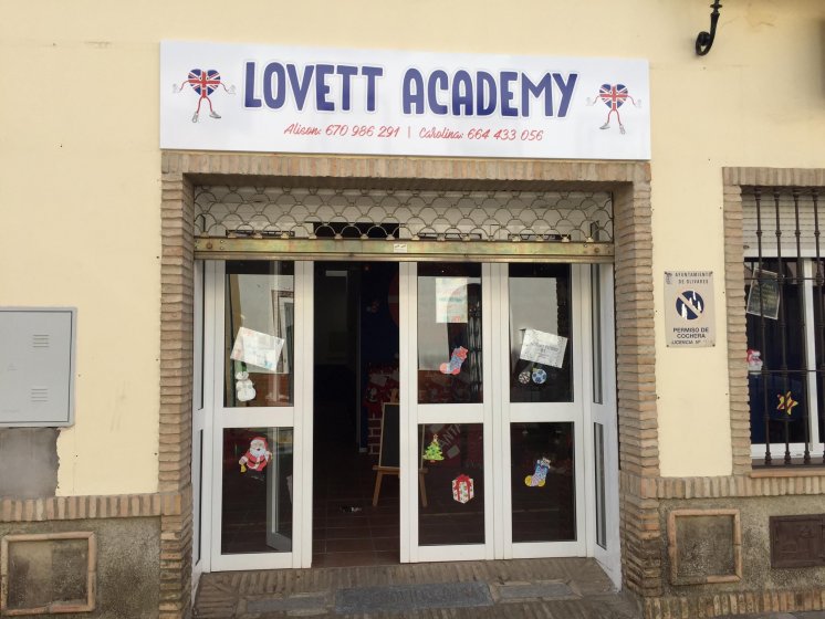 Rótulo cartel en bandeja plegada en comsopiste. Academia ingles lovett en Olivares Sevilla.