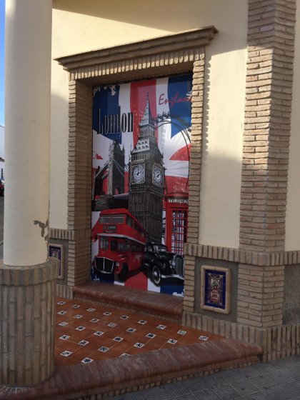 R&oacute;tulo cartel en bandeja plegada en comsopiste. Academia ingles lovett en Olivares Sevilla.