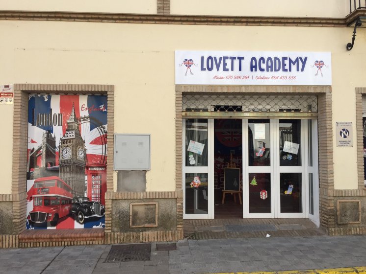 R&oacute;tulo cartel en bandeja plegada en comsopiste. Academia ingles lovett en Olivares Sevilla.