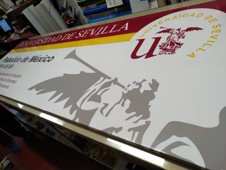 Rótulo cartel en bandeja plegada con vinilo laminado homologado para la Universidad de Sevilla. Pabellón de México.