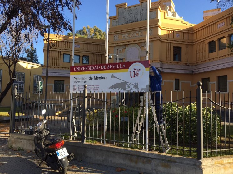 Rótulo cartel en bandeja plegada con vinilo laminado homologado para la Universidad de Sevilla. Pabellón de México.