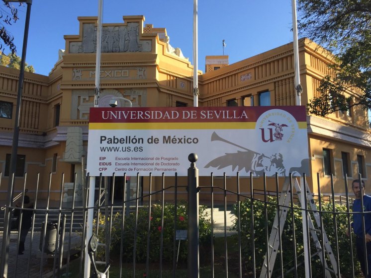 R&oacute;tulo cartel en bandeja plegada con vinilo laminado homologado para la Universidad de Sevilla. Pabell&oacute;n de M&eacute;xico.