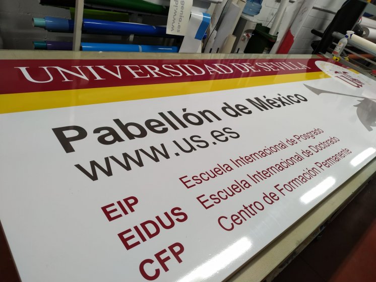 Rótulo cartel en bandeja plegada con vinilo laminado homologado para la Universidad de Sevilla. Pabellón de México.