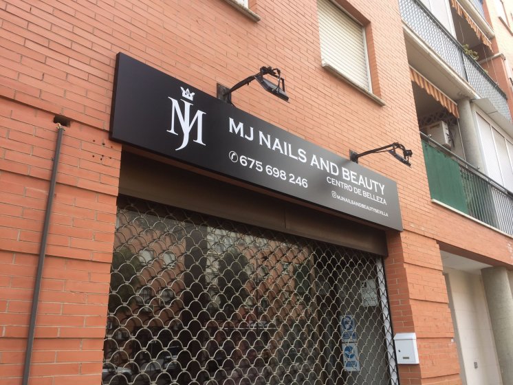 Rótulo cartel en bandeja plegada y rotulada con vinilo. MJ Centro de belleza en Montequinto Dos Hermanas Sevilla.