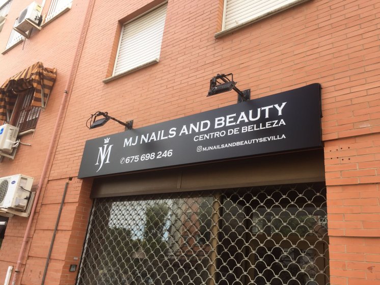 Rótulo cartel en bandeja plegada y rotulada con vinilo. MJ Centro de belleza en Montequinto Dos Hermanas Sevilla.