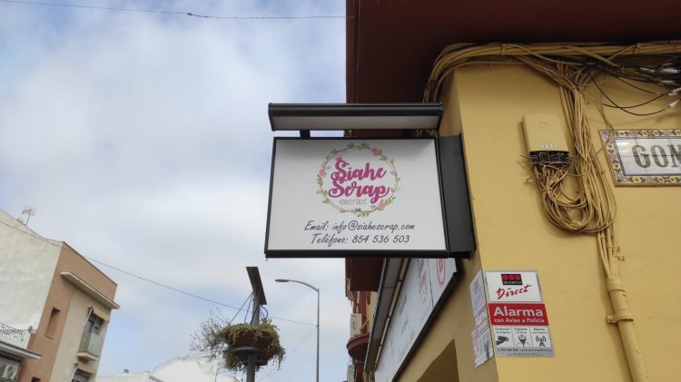 R&oacute;tulo cartel banderola tipo luminaria en Dos Hermanas Sevilla.