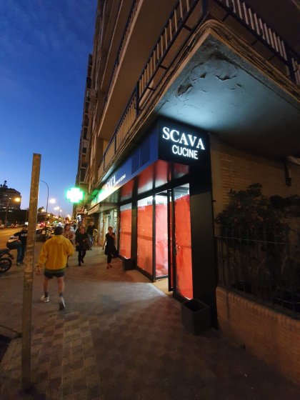 Rótulo cartel en caja con frente calado e iluminación. Scava Cocinas en Sevilla.