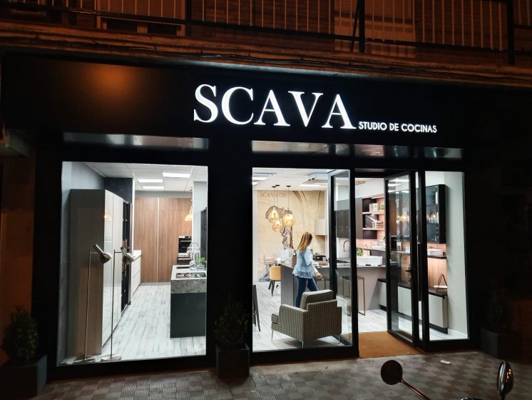 R&oacute;tulo cartel en caja con frente calado e iluminaci&oacute;n. Scava Cocinas en Sevilla.