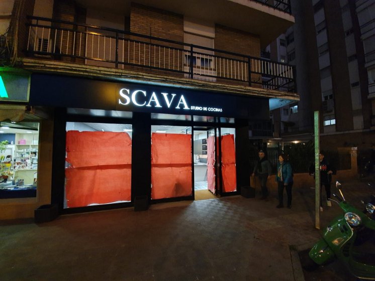 Rótulo cartel en caja con frente calado e iluminación. Scava Cocinas en Sevilla.