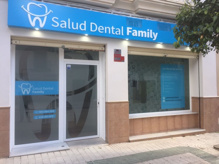 R&oacute;tulo cartel Caja luminosa con textos calados y letras superpuestas. Cl&iacute;nica Dental Family en Utrera Sevilla.