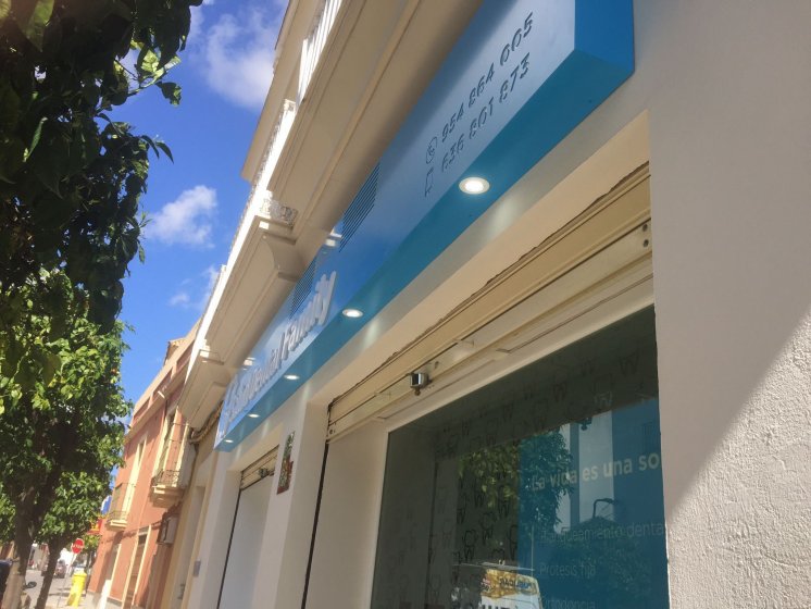 R&oacute;tulo cartel Caja luminosa con textos calados y letras superpuestas. Cl&iacute;nica Dental Family en Utrera Sevilla.