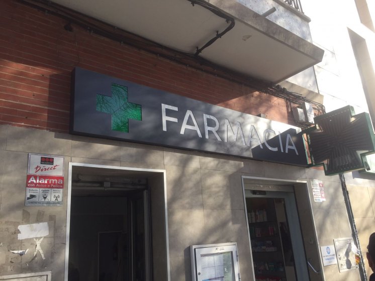 Rótulo cartel Caja luminosa con textos calados y letras superpuestas. Farmacia en Sevilla.