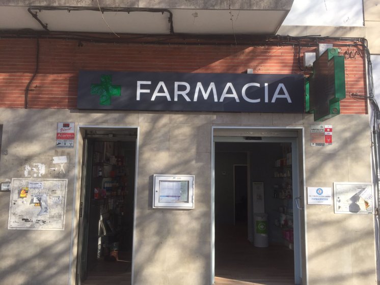 Rótulo cartel Caja luminosa con textos calados y letras superpuestas. Farmacia en Sevilla.