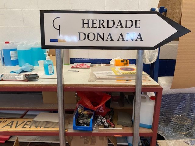 R&oacute;tulo cartel en forma de flecha indicadora, rotulada con Herdade Do&ntilde;a Ana Sevilla