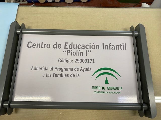 R&oacute;tulo Cartel homologado de Junta de Andaluc&iacute;a, Programa de Ayuda a las familias. Sevilla.