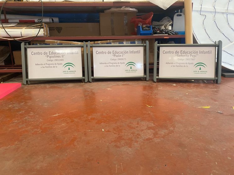 R&oacute;tulo Cartel homologado de Junta de Andaluc&iacute;a, Programa de Ayuda a las familias. Sevilla.