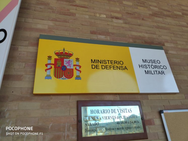 Rótulo cartel homologado Ministerio de Defensa. Museo Militar de Sevilla.