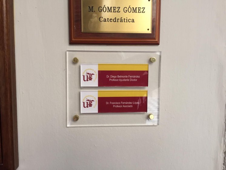 R&oacute;tulo Cartel de se&ntilde;alizaci&oacute;n en base de metaxcrialto con carpetas resposicionable. Facultad de Geograf&iacute;a e Historia de la Universidad de Sevilla.